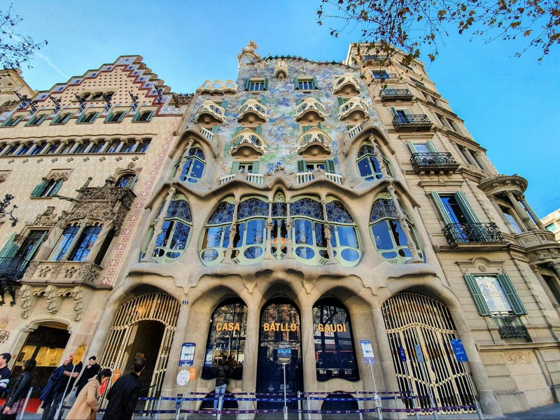 Sự độc đáo của Casa Batllo nằm ở chỗ dù cho tên gọi của nó có nghĩa “ ngôi nhà xương cốt”, thế nhưng vật liệu xây dựng nên công trình này lại không thực sự làm từ xương động vật, mà chỉ là mô phỏng theo bộ xương.