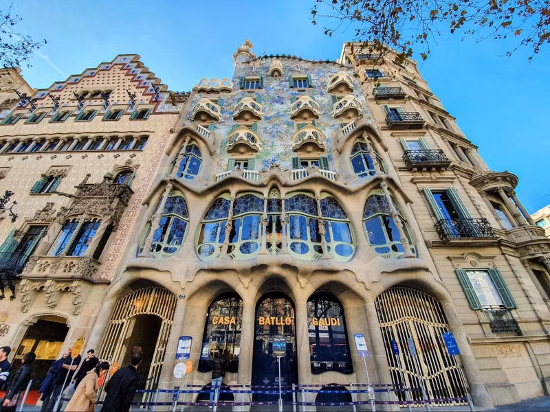 Sự độc đáo của Casa Batllo nằm ở chỗ dù cho tên gọi của nó có nghĩa “ ngôi nhà xương cốt”, thế nhưng vật liệu xây dựng nên công trình này lại không thực sự làm từ xương động vật, mà chỉ là mô phỏng theo bộ xương.