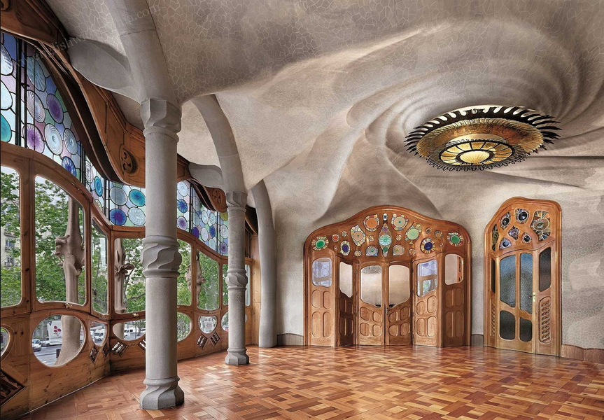 Không gian bên trong các căn phòng của tòa nhà Casa Batllo được gợi cảm hứng từ khoang bụng của các loài cá biển, có vòm trần hình xoắn ốc.