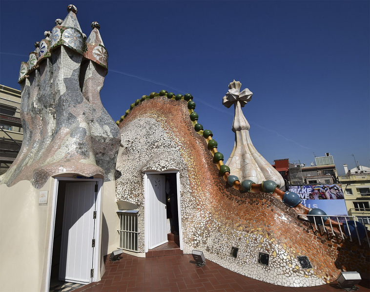 Mỗi chi tiết, mỗi một màu sắc trong cả tòa nhà của Gaudí đều được ông cân nhắc tỉ mỉ, thậm chí khi đối chiếu với những yếu tố tương ứng trong tự nhiên, ai cũng sẽ ngạc nhiên bởi ý nghĩa đằng sau mỗi chi tiết.