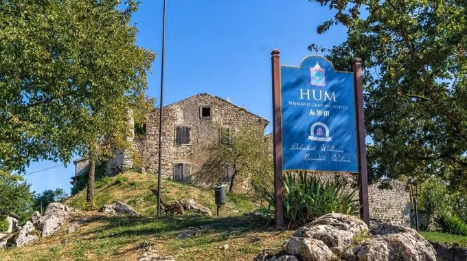 Người dân địa phương luôn chào đón du khách đến quay phim và đi bộ dọc theo một trong hai con đường rải sỏi, chiêm ngưỡng kiến trúc thời Trung cổ có nét quyến rũ riêng biệt của nơi đây.