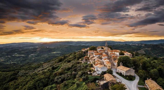 Dần dần, xung quanh tháp canh có những người lính canh và gia đình họ chuyển đến sinh sống lâu dài.