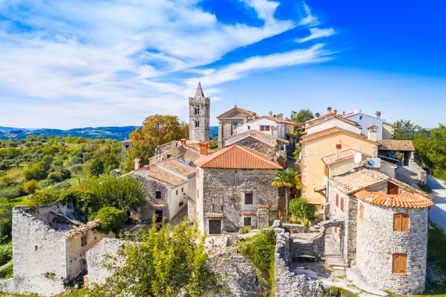 Tuy nhiên, trong suốt nhiều thế kỷ, thị trấn Hum vẫn không hề phát triển thêm. Thậm chí, cho tới ngày nay, Hum vẫn chỉ có hai con phố và ba dãy nhà từ thời Trung cổ đơn giản.