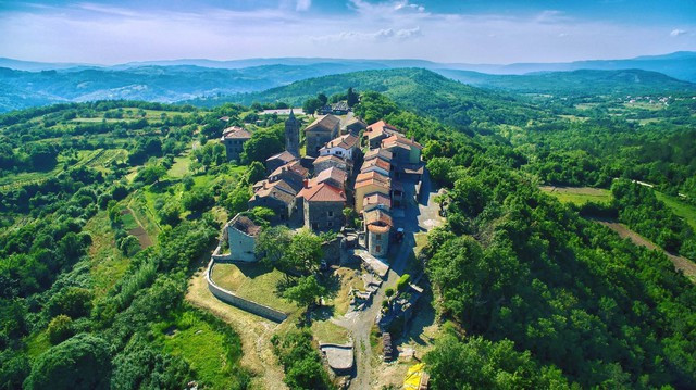 Mặc dù có diện tích nhỏ bé nhưng thị trấn Hum có bề dày lịch sử, là một di sản văn hóa đầy ý nghĩa. Hum cũng là một điểm du lịch quyến rũ mang đậm bản sắc văn hóa Croatia.