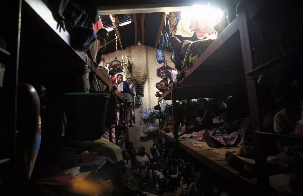 Nhà tù Gitarama ở Rwanda: "Nhà tù tồi tệ nhất thế giới" này được cho là đang phải chịu tình trạng quá tải, với hàng nghìn tù nhân bị nhét vào một không gian chỉ đủ vài trăm đến một nghìn người. Ảnh: Getty.