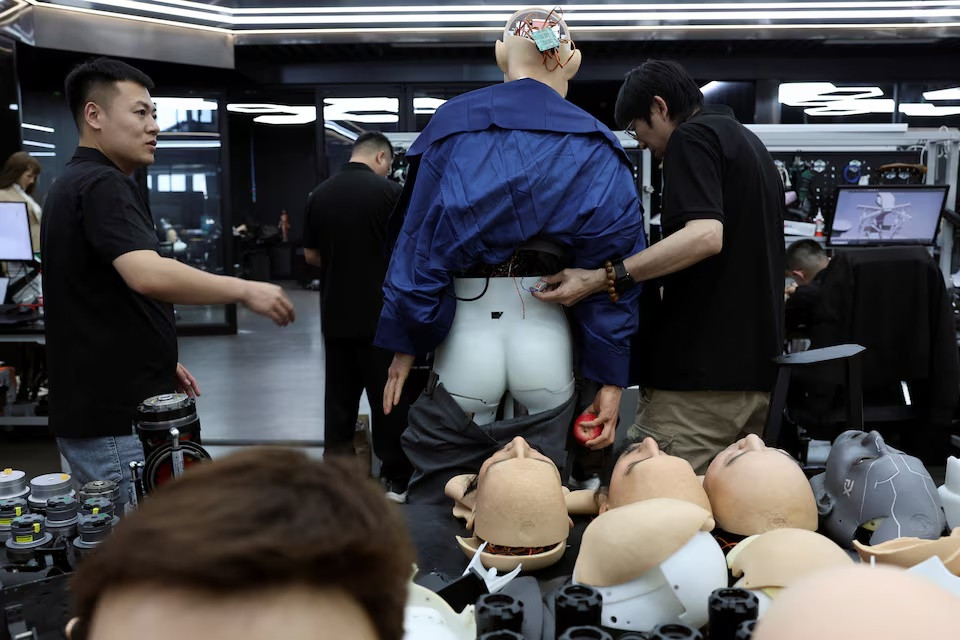 Các nhân viên công ty đang hoàn thiện một con robot.