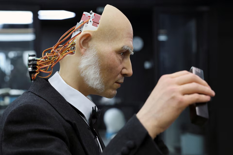 Khi một công nhân Ex-Robots cử động đầu, mỉm cười và thè lưỡi, robot hình người phía đối diện sẽ bắt chước hành vi đó nhờ các động cơ nhỏ được lắp đặt ở trên đầu và khuôn mặt.