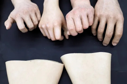 Từng bàn tay được chế tạo giống y người thật.