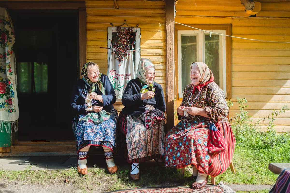 Người Kihnu còn có một số lễ kỷ niệm với bạn bè, gia đình và dòng họ. Đó là dịp để họ tụ tập, chung vui với nhau. Ngày lễ Thánh Catherine diễn ra vào 25/11 hàng năm là dịp để người dân cùng tụ hội, nhảy múa, ca hát và chia sẻ thực phẩm với nhau. Ảnh: FABIAN WEISS.