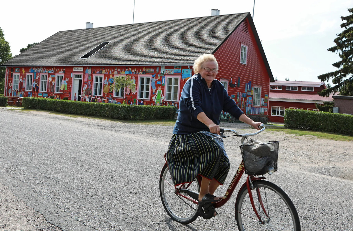 Trong khi đó, trẻ em được dạy về các dụng cụ âm nhạc truyền thống cũng như ngôn ngữ bản địa tại trường học. Mọi người thường tập trung tại trung tâm của cộng đồng để nhảy múa và hát những bài dân ca. Đây cũng được coi là bảo tàng của hòn đảo. Ảnh: New York Times.