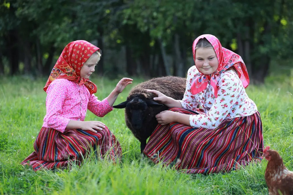 Nghề thủ công có lẽ là truyền thống dễ thấy nhất của người Kihnu. Phụ nữ Kihnu mặc đồ len dệt hoàn toàn thủ công, màu sắc và hoa văn nổi bật hơn so với người dân ở đất liền. Ảnh: New York Times.