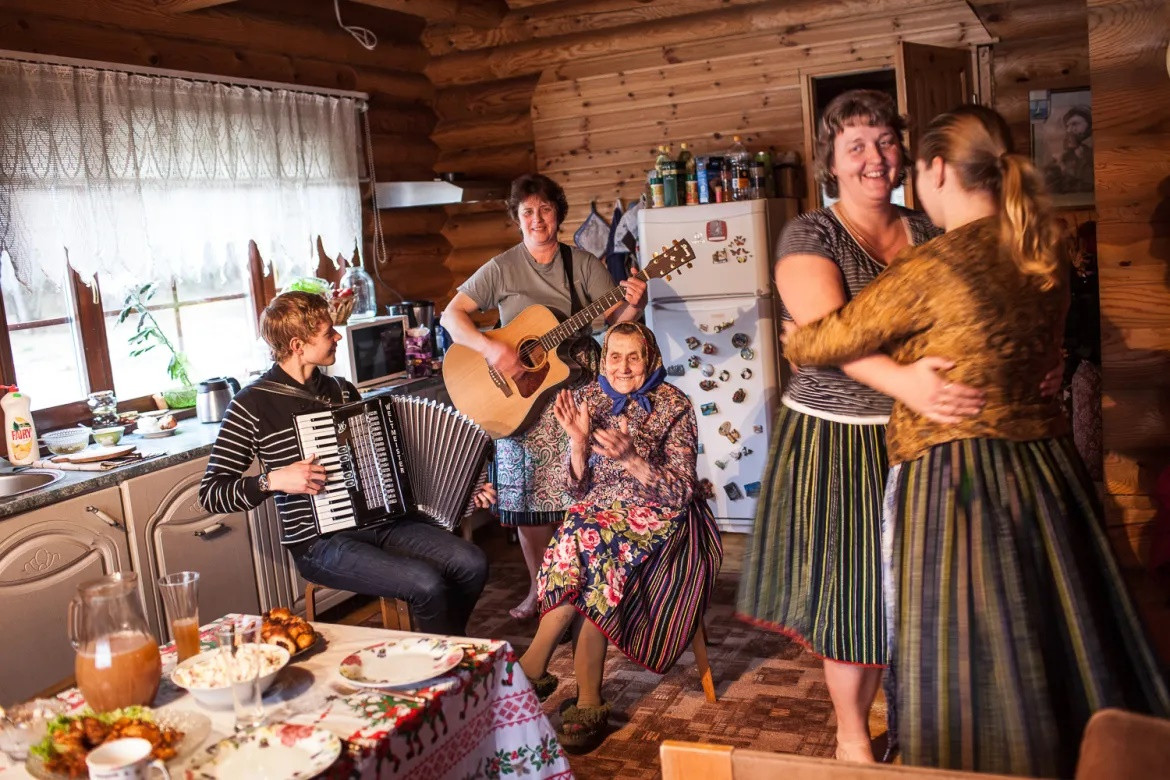 Hiện tại, chỉ có một đồn cảnh sát đang hoạt động ở Kihnu. Nơi đây không có ngân hàng hay khách sạn nào cả. Bất cứ ai đến thăm nơi này đều sẽ trở thành khách của cả cộng đồng. Ảnh: aljazeera.