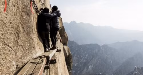 Thot tim qua con duong leo nui nguy hiem nhat the gioi