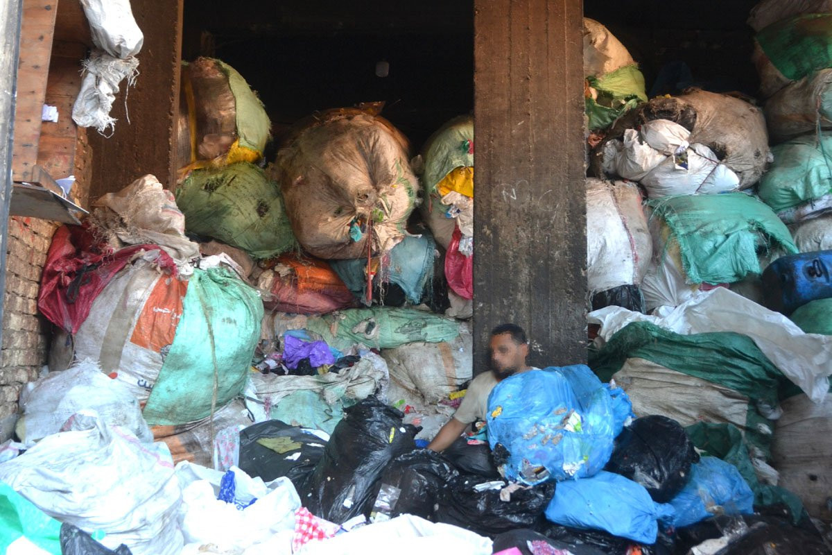 Manshiyat Nasser, hay còn được biết đến nhiều hơn với tên gọi "thành phố rác", là một khu ổ chuột với dân số khoảng 60.000 người ở ngoại ô Moqattam Hills, thành phố Cairo. (Ảnh: IT)