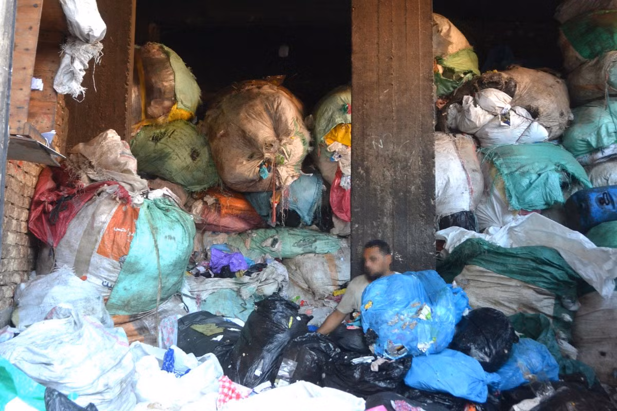 Khung canh am anh o “thanh pho rac”, boc mui hai hung