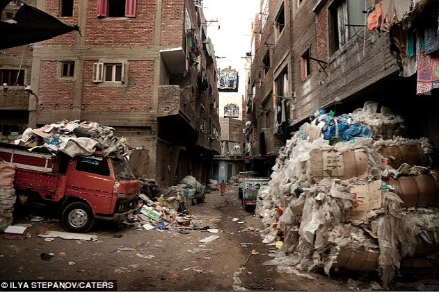 Giống nhiều khu ổ chuột khác, nước sinh hoạt và điện là vấn đề lớn ở đây.