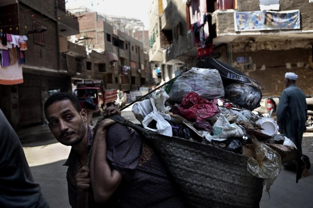 Mặc dù điều kiện sống tệ hại, không thay đổi bao năm qua nhưng người dân vẫn bình thản vì đây vừa là chỗ cư trú, vừa là nơi tạo công ăn việc làm cho họ.