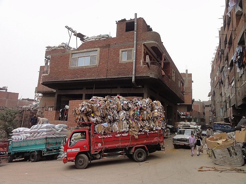 Hàng chục năm qua, người dân khu ổ chuột Manshiyat Naser vẫn thu gom rác thải có giá trị để bán, chất thải hữu cơ làm thức ăn gia súc, lâu dần hình thành nên "thành phố rác".