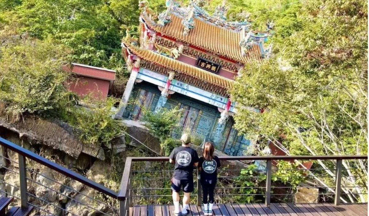 Nằm ở làng Thái Hòa, huyện Mai Sơn, thành phố Gia Nghĩa, đền Chấn Hưng nghiêng tới 45 độ.