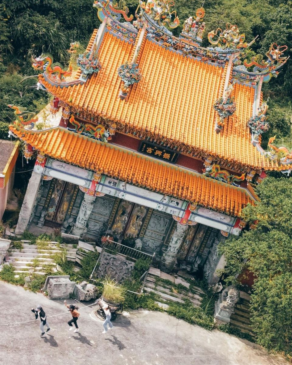 Đầu năm 2022, ngôi đền này được giới thiệu trên truyền hình và được mệnh danh là phiên bản Đài Loan của tháp nghiêng Pisa ở Ý.