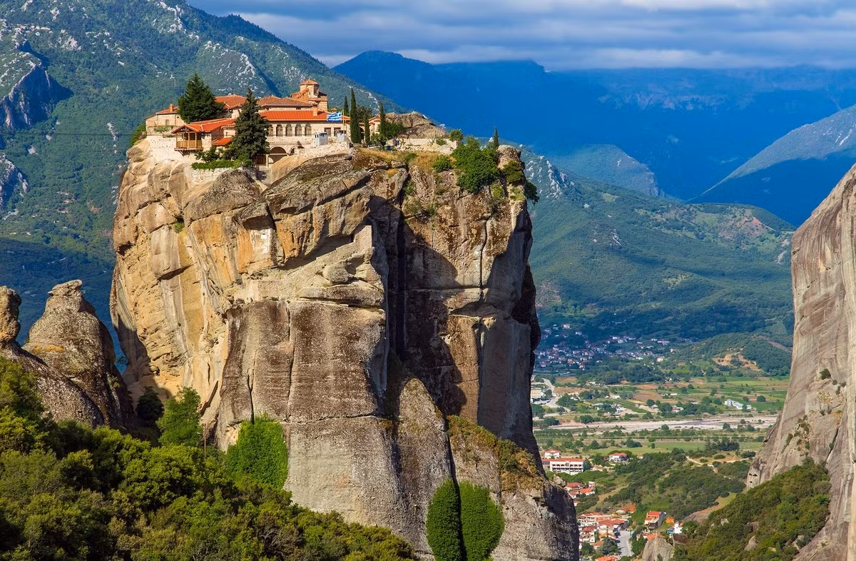 Điểm thu hút du khách nhiều nhất chính là cảnh tượng thiên nhiên hùng vĩ bao quanh công trình kiến trúc đồ sộ. Dường như núi non cheo leo đã làm tăng thêm khí khái bồng lai cho chốn thiền viện chân tu này. Ảnh: Shutterstock.