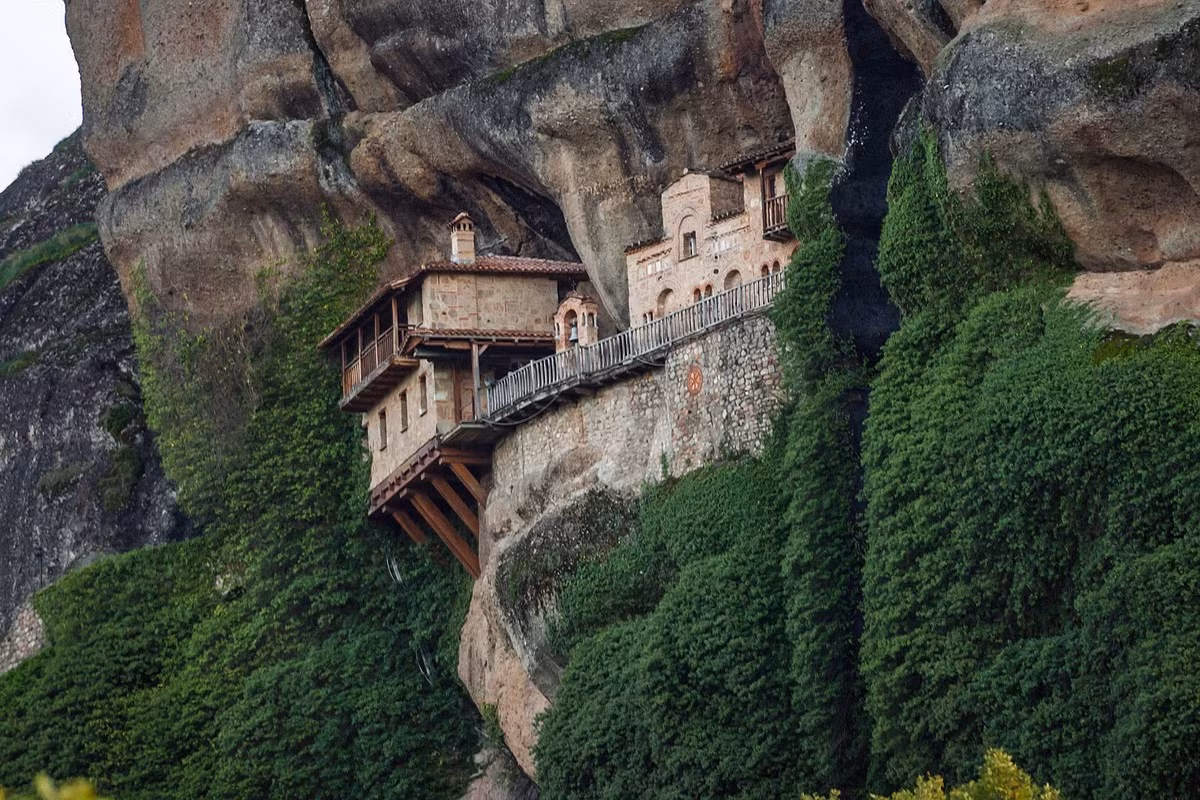 Qua rất nhiều biến cố lịch sử, Meteora chỉ còn lại 6 tu viện nguyên vẹn. Mỗi tu viện như vậy chưa đến 10 tu sĩ sinh sống tĩnh tâm và biệt lập với thế giới bên ngoài. Ảnh: Shutterstock.