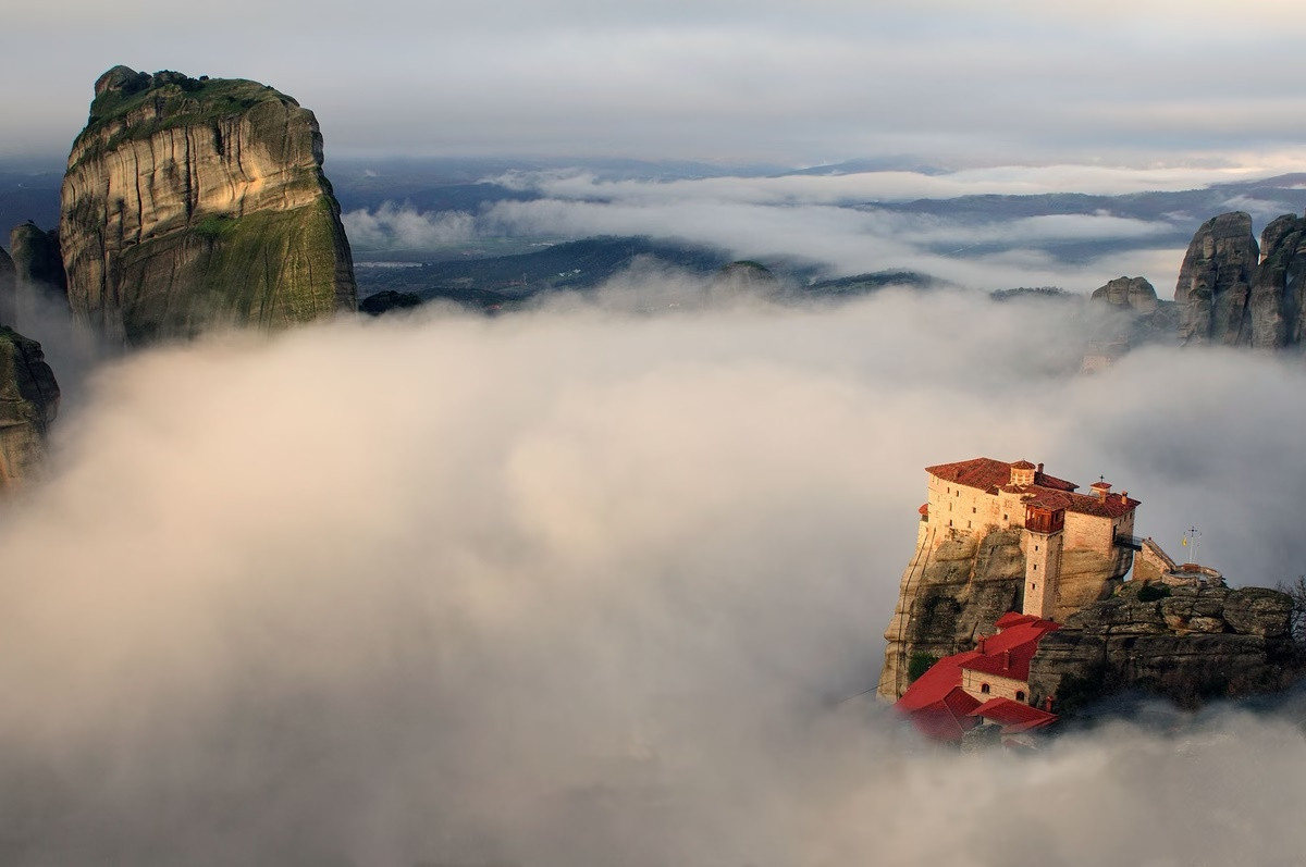 Trước đây, để có thể đặt chân lên những cánh cổng giáo đường lừng lững giữa mây này, người ta phải nhờ vào mạng lưới dây thừng, ròng rọc và thang dây. Ảnh: Getty.