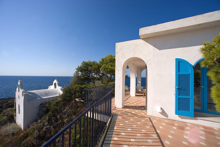 Vào thế kỷ 19, khi Italy thống nhất, quyền sở hữu hòn đảo đã thuộc về thị trấn Positano. Ảnh: Vladi-private-islands.