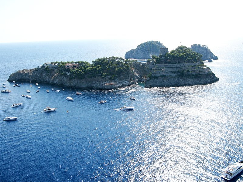 Đảo Gallo Lungo từng có tu viện, nhà tù, tháp canh được xây dựng từ thế kỷ 13. Ảnh: Vladi-private-islands.