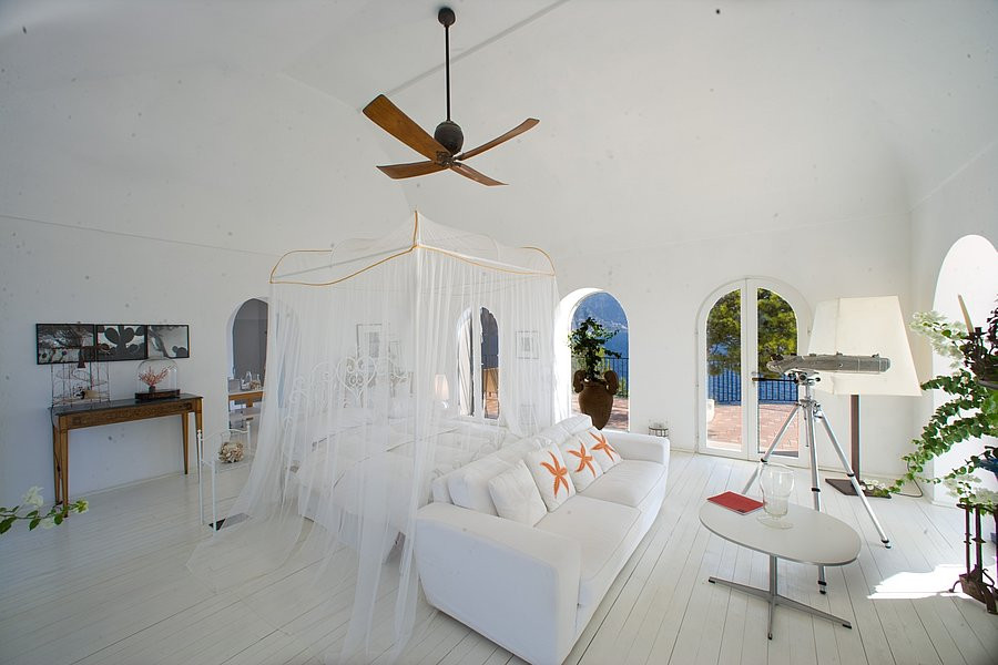 Hiện, hòn đảo cho thuê với giá hơn 226.000 USD/tuần, tối đa 12 khách với đầy đủ tiện nghi. Ảnh: Vladi-private-islands.