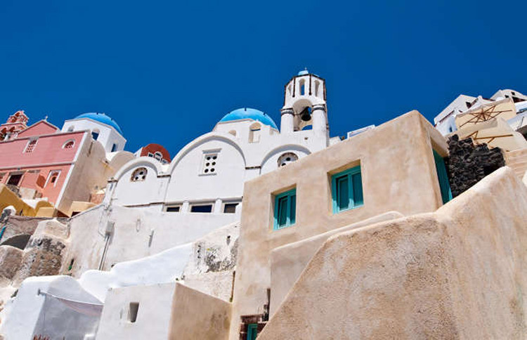 Ngôi làng có tầm nhìn tuyệt đẹp ra Biển Aegean êm đềm. Ảnh: Shutterstock.