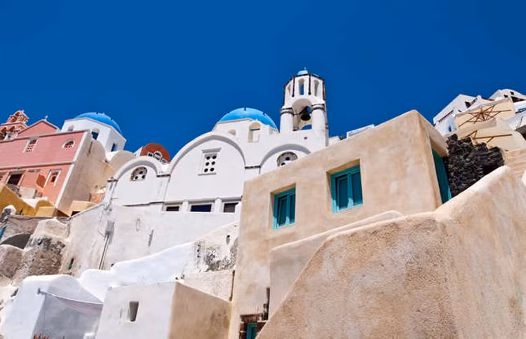 Ngôi làng có tầm nhìn tuyệt đẹp ra Biển Aegean êm đềm. Ảnh: Shutterstock.