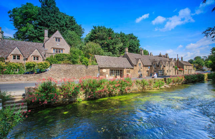 Làng Bibury (Anh): Ngôi làng xinh đẹp Bibury nằm trong khu vực nổi tiếng về vẻ đẹp tự nhiên tại Anh - Cotswolds. Bibury từng được miêu tả là "ngôi làng đẹp nhất ở Anh" bởi nhà thơ thời Victoria William Morris. Ảnh: Shutterstock.