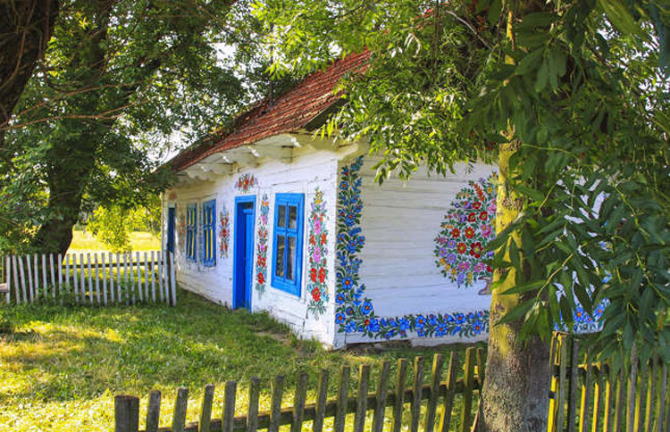 Những ngôi nhà tại làng Zalipie được trang trí màu sơn hoa rất nghệ thuật. Ảnh: Shutterstock.