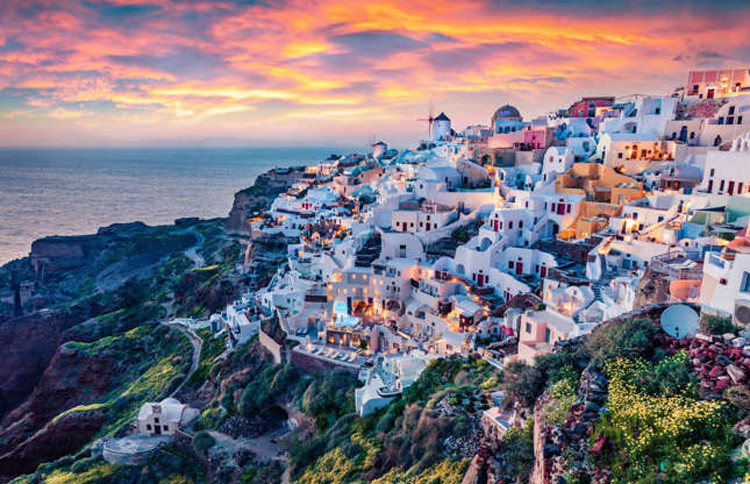 Làng Oia (Hy Lạp): Nằm bám vào sườn đồi trên bờ biển phía Tây Bắc của Santorini, ngôi làng Oia là một trong những địa điểm được chụp ảnh nhiều nhất ở Hy Lạp. Ảnh: Shutterstock.