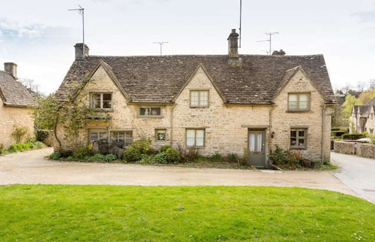 Hầu hết các ngôi nhà nhỏ kiểu nông thôn ở ngôi làng này được xây bằng đá Cotswold địa phương, có màu vàng kem. Ảnh: Shutterstock.