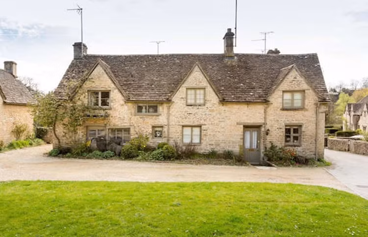 Hầu hết các ngôi nhà nhỏ kiểu nông thôn ở ngôi làng này được xây bằng đá Cotswold địa phương, có màu vàng kem. Ảnh: Shutterstock.