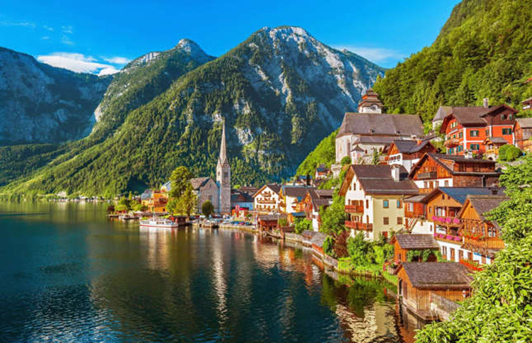 Làng Hallstatt (Áo): Ngôi làng đẹp nhất thế giới này giống như bức tranh trong các trang truyện cổ tích. Những ngôi nhà trong làng Hallstatt được xây dựng trên sườn núi. Ảnh: Shutterstock.
