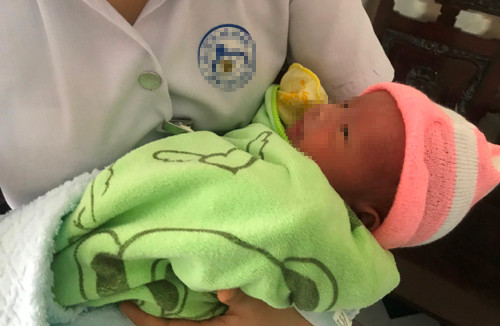 Bé trai sơ sinh vô cùng kháu khỉnh bị mẹ bỏ rơi giữa mùa đông lạnh giá.