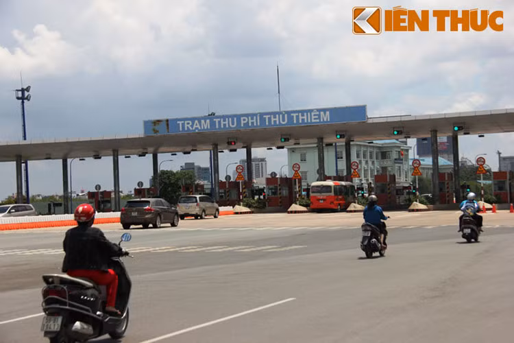 Tại đầu đường dẫn vào hầm Thủ Thiêm (hầm vượt sông Sài Gòn) phía quận 2, trạm thu phí Thủ Thiêm với 12 cabin để tổ chức thu phí giao thông phương tiện (ôtô) lưu thông qua lại hầm.