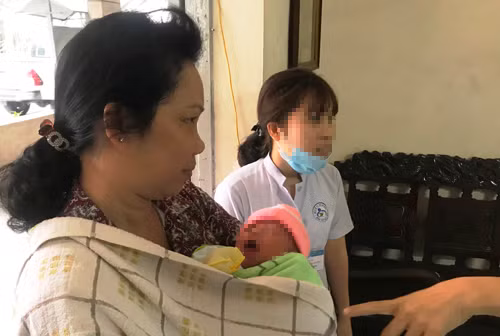 Bé trai sơ sinh được đại diện UBND phường Tân Tạo, quận Bình Tân bàn giao cho Làng Thiếu niên Thủ Đức.