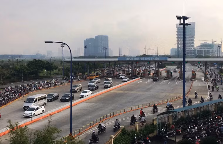 UBND TP.HCM chỉ đạo trong thời gian chờ hoàn tất các thủ tục pháp lý theo quy định, cho phép Sở GTVT TP tháo dỡ trạm thu phí Thủ Thiêm và tận dụng 1 số thiết bị còn sử dụng được để phục vụ công tác chuyên môn. Kinh phí thực hiện được chi từ nguồn vốn duy tu hàng năm của Sở GTVT TP. Công tác tháo dỡ hoàn thành trong quý 1/2018. Sáng 21/12, trao đổi với PV Kiến Thức, lãnh đạo Sở GTVT TP cho biết đang lên kế hoạch để thực hiện và cố gắng hoàn thành việc tháo dỡ trước Tết nguyên đán 2018.