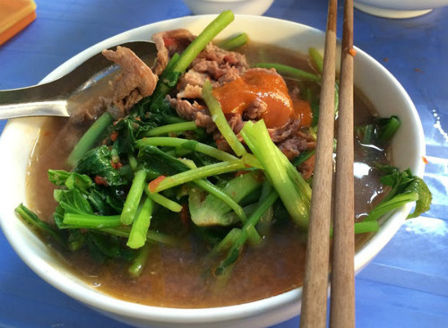 Hiện nay, một số thực phẩm mì ăn liền được nhà sản xuất bổ sung thêm rau củ, thịt, trứng, rong biển… nhằm đa dạng thực phẩm, tăng giá trị dinh dưỡng và hỗ trợ quá trình tiêu hóa. Đây cũng là giải pháp dinh dưỡng cơ bản, tiện lợi cho nhu cầu bữa ăn hiện đại, nhanh chóng ngày càng tăng cao hiện nay. Ảnh minh họa.