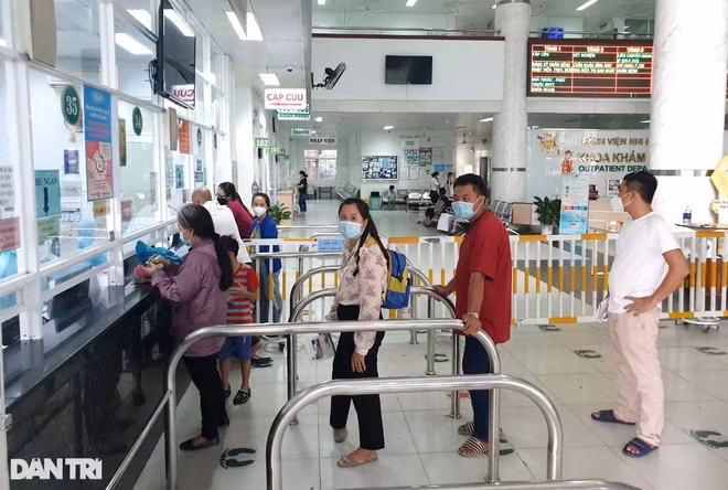 Nguy hiem khi tre sot xuat huyet nhung cha me tuong mac Covid-19-Hinh-2