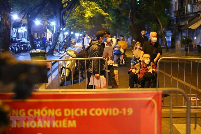 Những người đủ điều kiện xuất viện Bệnh viện hữu nghị Việt Đức tối 2/10. (Ảnh: Hoàng Hiếu/TTXVN)