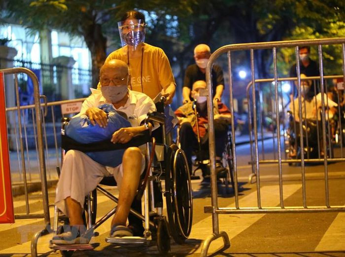 Những người đủ yêu cầu được phép xuất viện, yêu cầu bắt buộc tuân thủ “thông điệp 5K”, tự cách ly, theo dõi sức khỏe tại nhà. (Ảnh: Hoàng Hiếu/TTXVN)