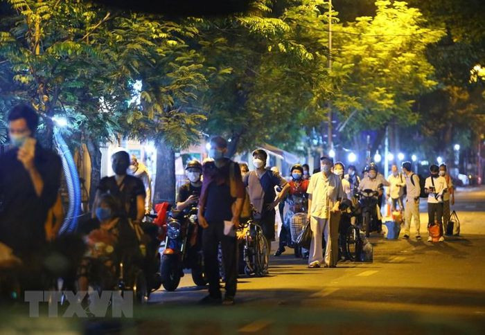 Bệnh nhân và người nhà bệnh nhân chuẩn bị làm thủ tục rời khỏi khu vực cách ly Bệnh viện hữu nghị Việt Đức tối 2/10. (Ảnh: Hoàng Hiếu/TTXVN)