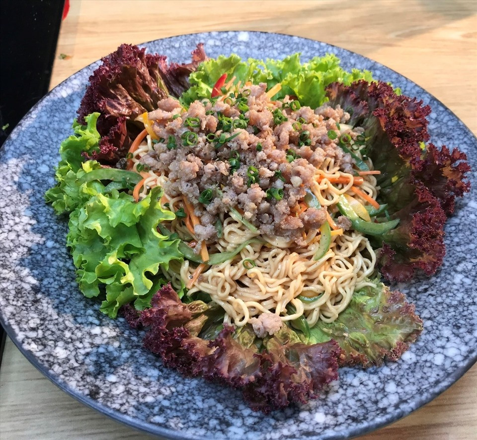 Vậy, thực chất mì ăn liền có ưu – khuyết điểm gì, dùng sao cho đúng cách? Cùng tham khảo phân tích của chuyên gia dinh dưỡng để có thêm thông tin khoa học cho lựa chọn tiêu dùng thông minh. Ảnh: Mì thịt băm. Ảnh: Minh Vân 