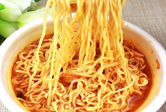 Như vậy, hàm lượng chất béo và tinh bột, năng lượng cung cấp của mì ăn liền đã được tính toán cân đối, hợp lý, không làm tăng cân như nhiều người nhầm tưởng. Ảnh minh họa. 