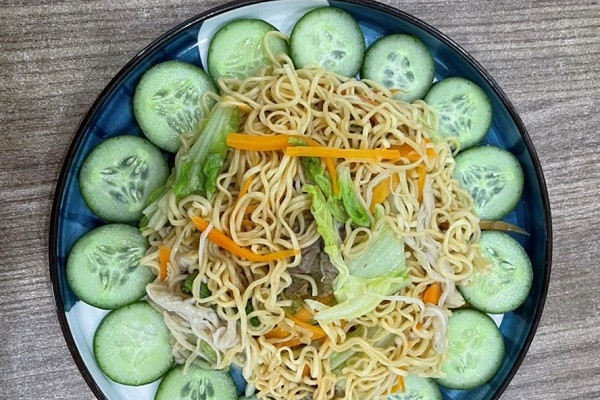 Có người lo lắng ăn mì ăn liền sẽ gây ung thư, làm tăng cân, gây thiếu chất, nổi mụn… trong khi nhóm khác lại cho biết đã ăn nhiều năm và thấy không có vấn đề gì. Ảnh: Mì tôm xào thịt bò - món phổ biến ở nhiều quán ăn. Ảnh: Minh Vân. 